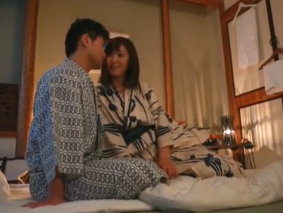 浴衣が良く似合う別嬪妻…わざと谷間を見せつけて朝までハメ倒しの不倫旅行