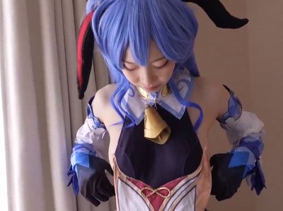 色白ほっそい！感度も良好な素人レイヤーちゃんと生オフパコｗ